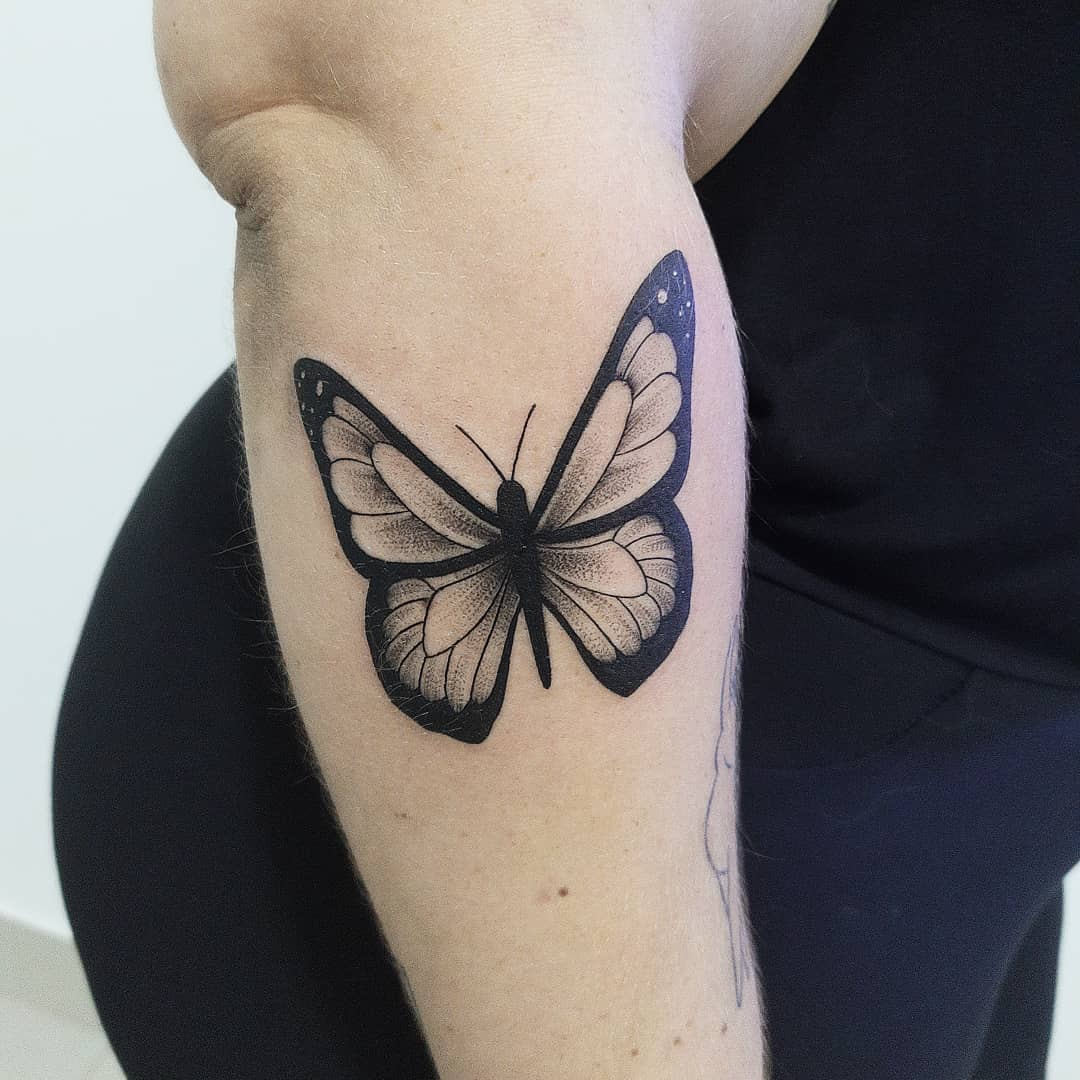 Черная бабочка 2021. Татуировка бабочка. Тату бабочка черная. Тату мотылек. Тату бабочка Минимализм.
