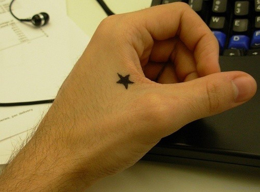 Звезда на запястье. Тату звездочки. Татуировка звезда на запястье. Тату маленькая звезда на кисти. Звезда в руке.