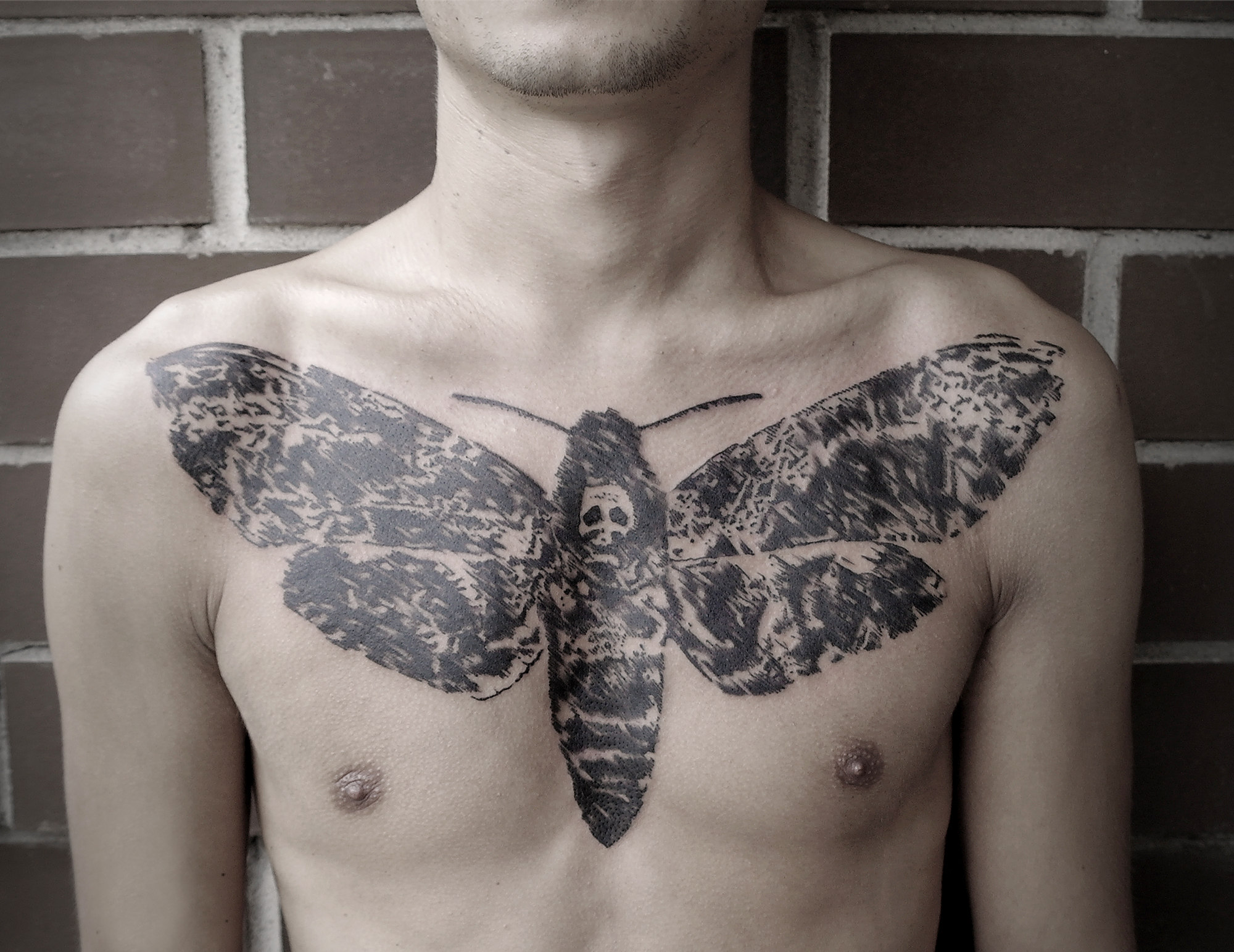 Тату бабочки мужчина. Татуировка мотылек. Тату на ключице мужские. Тату на грудь. Татуировки на грудине мужские.